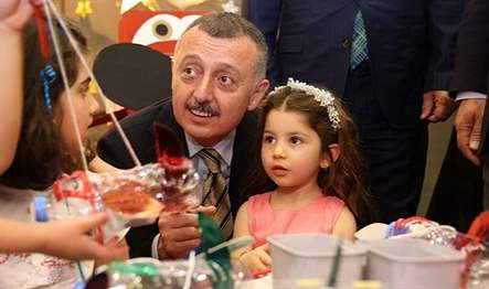 Körfez KO-MEK sergisine katılan Başkan Büyükakın, çocuk oyun odasında eğitim