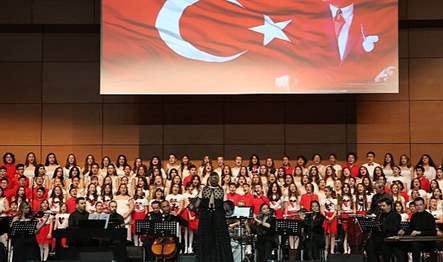 Doğa Kolejinin anaokulu, ilkokul, ortaokul ve lise kademelerinden 350 öğrenci