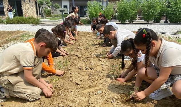 Efes Tarlası Yaşam Köyü’nde hayata geçen “Tohumdan Sofraya, Sofradan Tohuma”