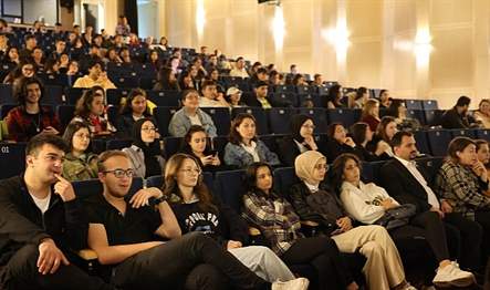 Üniversite sınavına hazırlanan gençler, Çankaya Belediyesi Yaşar Kemal Kültür Merkezi’nde