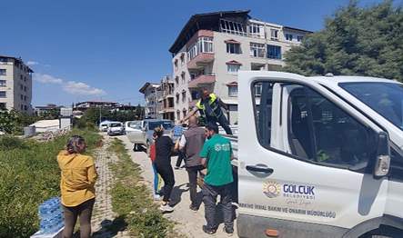 Gölcük Belediyesi ekipleri, Kahramanmaraş’ta meydana gelen deprem felaketinin ardından en