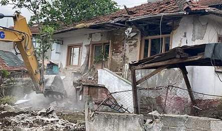 Gölcük Belediyesi, ilçede güçlendirmesi yapılmayan orta hasarlı binalar ile sosyal