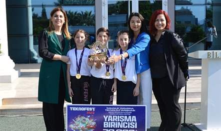 Bilfen İzmir İlköğretim Okulu öğrencilerinden Defne Duman, Deniz Ekici ve