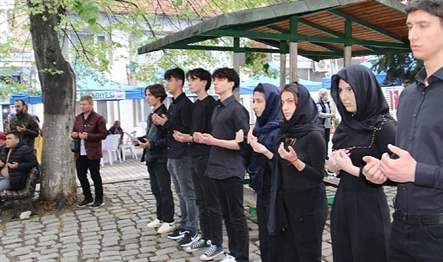 Program Eşrefzade Cami bahçesinde Eşrefzade Cami İmam Hatibi Recep Topçuoğlu
