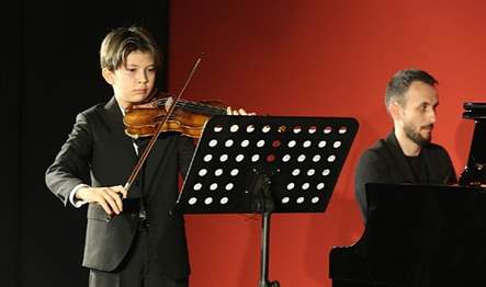 Küçük yaşta yeteneği keşfedilerek müzik yaşamına başlayan keman sanatçısı Arda