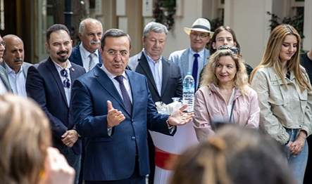 11 ülkeden İzmir’e gelen gençlerle buluşan Konak Belediye Başkanı Abdül
