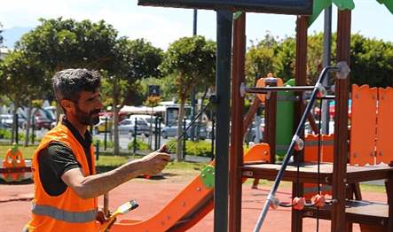 Antalya Büyükşehir Belediyesi’nin dünyaca ünlü Konyaaltı Sahili’ni yaz sezonuna hazırlık