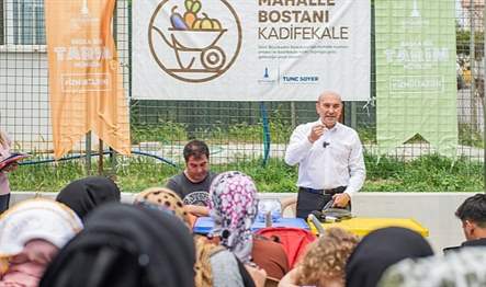 İzmir Büyükşehir Belediye Başkanı Tunç Soyer, Kadifekale'de kurulan Mahalle Bostanı'nın