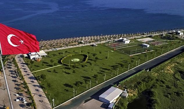 Mavi bayraklı plajı, 850 metre uzunluğundaki kumsalı, prestijli restoran ve