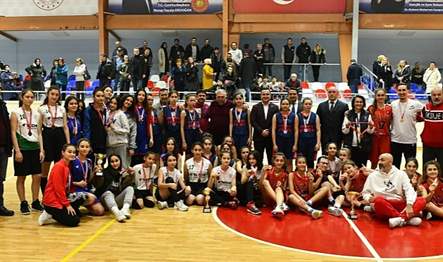 Basketbol, voleybol, futbol, karate, güreş ve sporun birçok branşında lisanslı