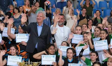 Narlıdere Belediyesi’nin kış dönemi spor kursları başarıyla tamamlayan genç yetenekler