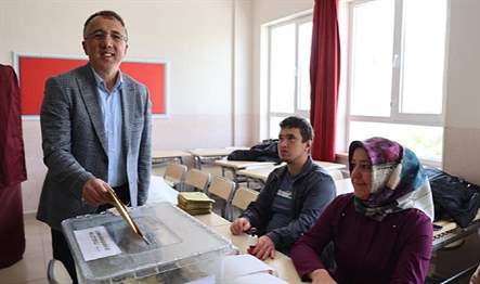 Belediye Başkanı Dr. Mehmet Savran ve eşi Nejla Savran, oylarını