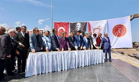 Üniversite yerleşkesindeki inşaat sahasında düzenlenen program, saygı duruşunda bulunulması ve
