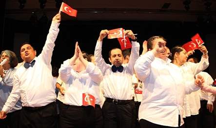 Bostanlı Suat Taşer Sanat Merkezi’nde Engelliler Haftası kapsamında sahne alan