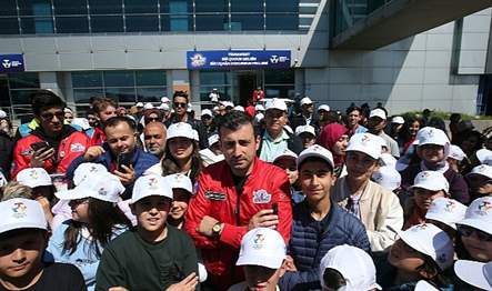 Gönüllüleriyle birlikte ilk günden itibaren deprem bölgesinde yardım çalışmaları yürüten