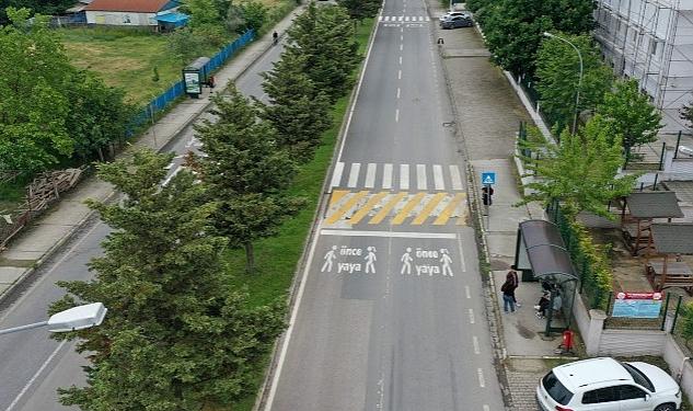 Trafik akışı içerisinde yayaların güvenliğini önemseyen Büyükşehir, başta okul yolları