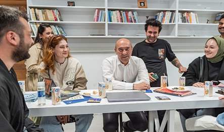 İzmir Büyükşehir Belediyesi’nin üniversite öğrencileri için başlattığı ücretsiz çamaşırhane hizmeti
