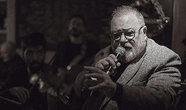 Ünlü şarkıcı Adil Akbaşoğlu, müzik kariyerinde sağ ya da sol