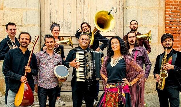 Güçlü ritimler, ateşli akordeon ve tutkulu vokalleri ile Paris merkezli