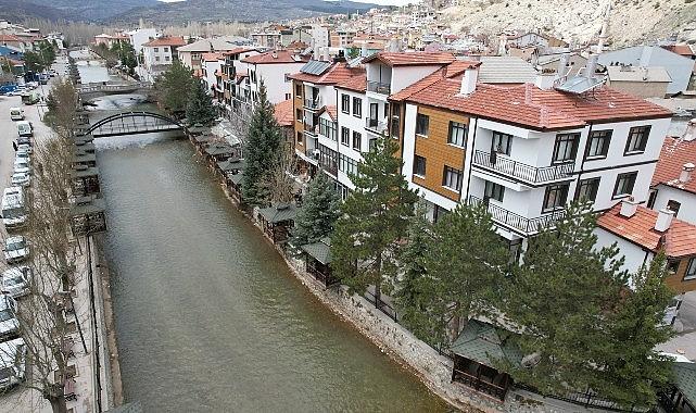 Konya Büyükşehir Belediyesi, Bozkır İnönü Caddesi’nde yürüttüğü cephe sağlıklaştırma çalışmalarını
