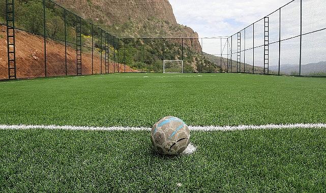İlçelerde yaşayan gençlerin sporla iç içe olması için çalışmalarını sürdüren