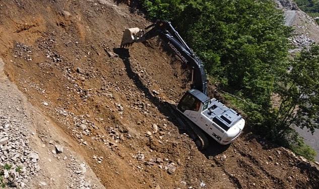 Canik Belediyesi, ilçede sağanak yağışların etkili olduğu bölgelerde oluşan heyelan