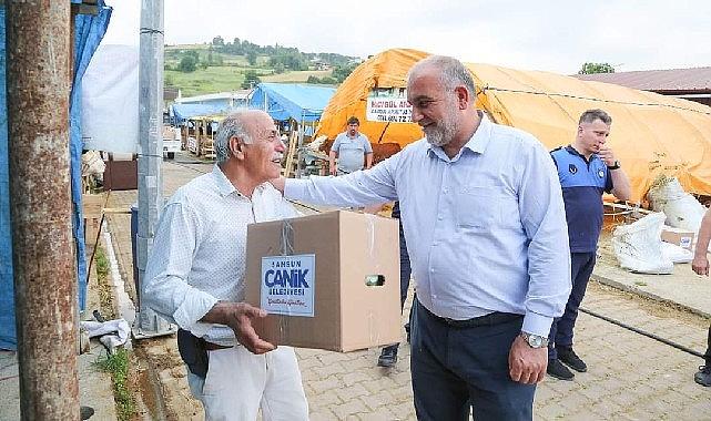 Canik Belediye Başkanı İbrahim Sandıkçı, hijyen paketlerini kurbanlık hayvan yetiştiricilerine