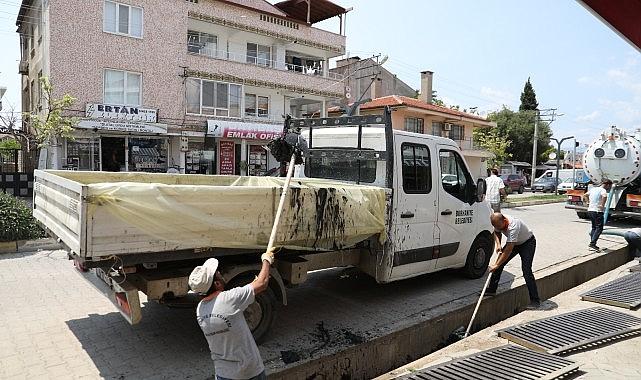 Yaz sezonunun başlamasıyla birlikte, Burhaniye’de mazgallar ve kanallar temizlenmeye devam