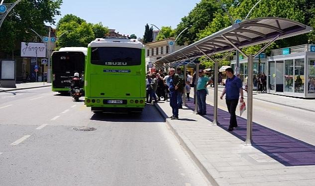Büyükşehir Belediyesi, 12 ilçede her gün kullanılan durakları yeniliyor. 60