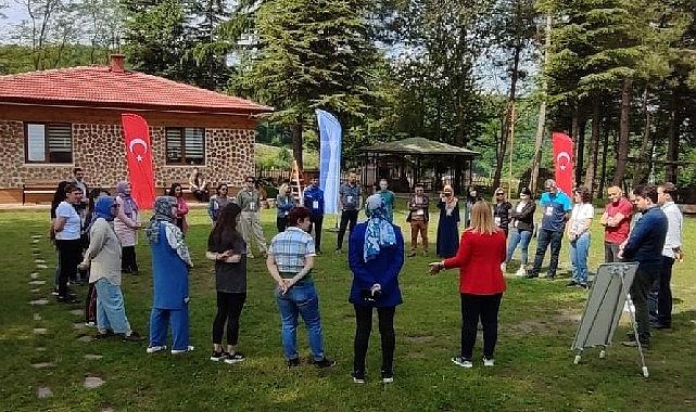 Canik’te düzenlenen eğitimde bir araya gelen öğretmenler sınıf dışı ortamlarda