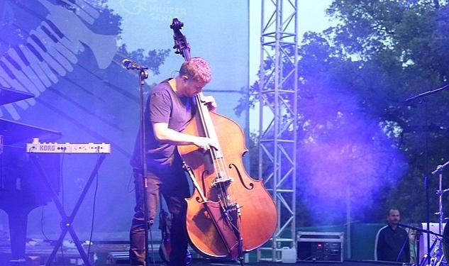 Hipnotize eden melodileri, derin basları ve değişken ritimli parçaları ile