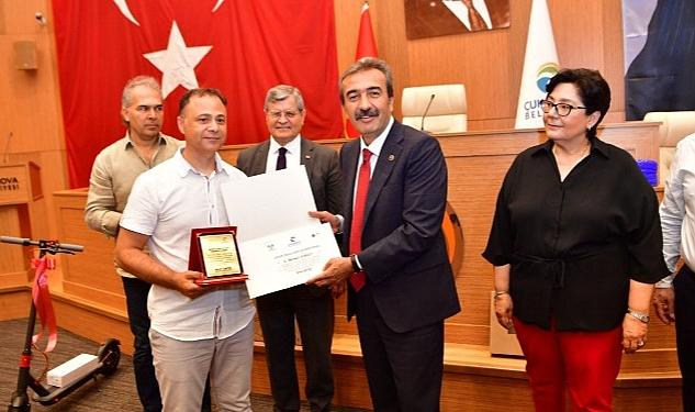 Çukurova Belediyesi’nce düzenlenen çevre konulu yarışmalarda dereceye giren öğrenci ve