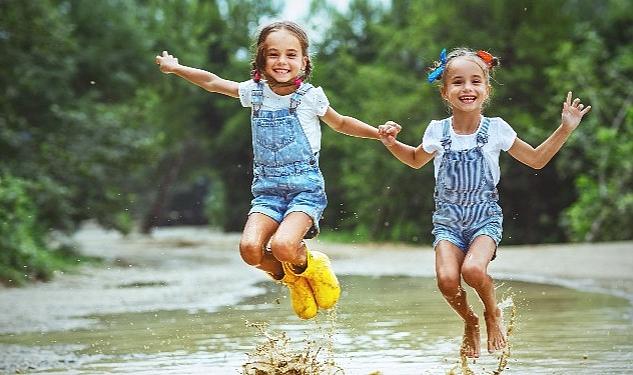 Çocuklar için yılın en keyifli dönemi parklarda ve kumsalda bolca