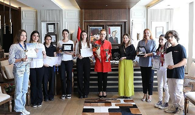 Dokuz Eylül Üniversitesi (DEÜ) Devlet Konservatuvarı, elde ettiği başarılarla yerel