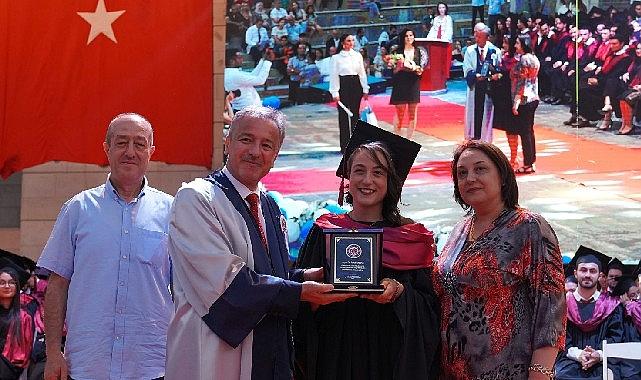 Ege Üniversitesi Tıp Fakültesindeki eğitimlerini tamamlayan 362 hekim mezuniyet heyecanı