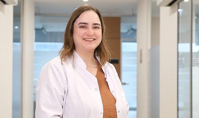 Florürün kuyu ve artezyen sularında, deniz ürünlerinde, çayda bulunan bir