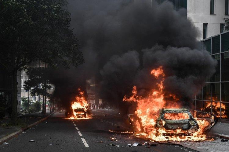Fransa'da kaos giderek büyüyor. Bir polis memurunun 17 yaşındaki bir