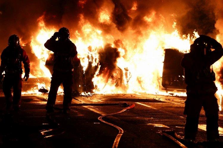Fransız polisinin 17 yaşındaki bir genci öldürmesinin ardından başlayan sokak