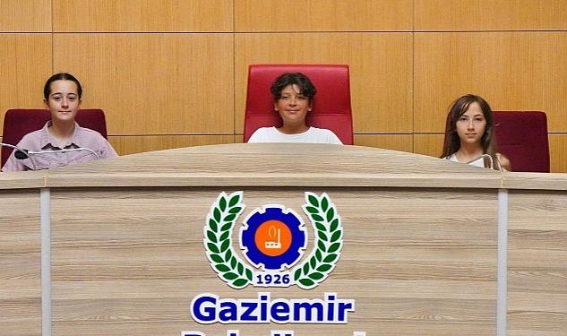 Gaziemir Belediyesi Çocuk Meclisi’nin ikinci döneminin ilk toplantısında meclis başkanı