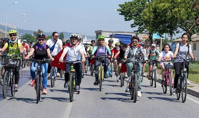 Gaziemir Belediyesi’nin düzenlediği etkinliğe katılan her yaştan bisiklet sevdalısı, sağlıklı