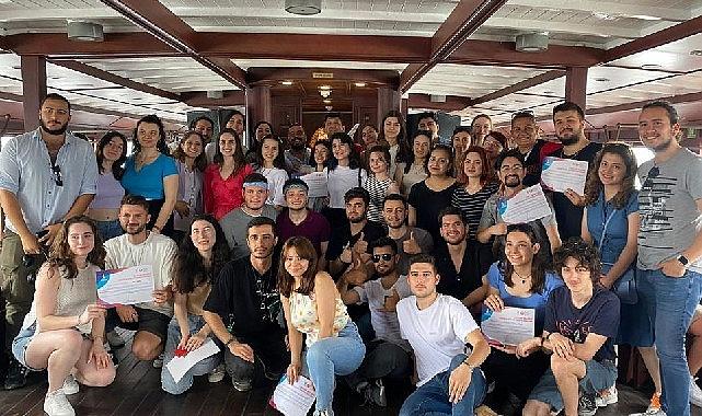 İzmir Büyükşehir Belediyesi, 15-30 yaş arası gençleri Tarihi Bergama  Vapuru’nda  “Yaza Merhaba” etkinliğinde bir araya getirdi.