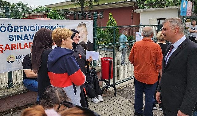 Gölcük Belediye Başkanı Ali Yıldırım Sezer, ilçedeki okulları ziyaret ederek;