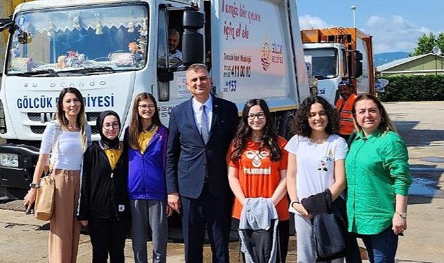 Gölcük Belediye Başkanı Ali Yıldırım Sezer; dönem ödevi hazırlayan ilkokul