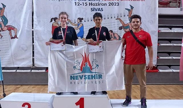Sivas’ta gerçekleştirilen Genç B Kadınlar Güreş Türkiye Şampiyonası’nda Nevşehir Belediyesi
