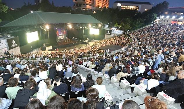 İBB Şehir Tiyatroları’nın geleneksel olarak Harbiye Cemil Topuzlu Açıkhava Tiyatrosu’nda