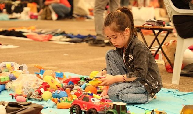 Karşıyaka Belediyesi, geleneksel hale getirdiği “2. El Pazarı” aracılığıyla, evlerdeki