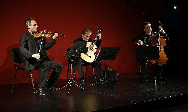 Keman ve çelloyu gitarla buluşturan Trio Concertando müzik grubu, Nilüfer Belediyesi MEM Sahne’de konser verdi. 