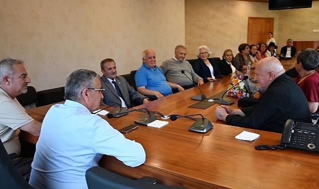 Kemer Belediyesi Gönüllü Halk Korosu üyeleri, Kemer Belediye Başkanı Necati