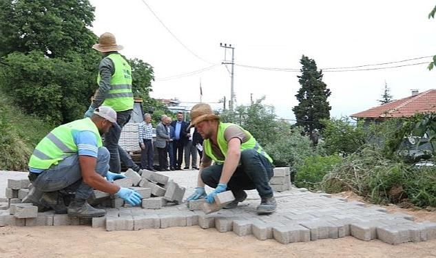 Kırsal mahallelerde altyapısı tamamlanan bölgelerde yolların parke taş kaplama çalışmalarına