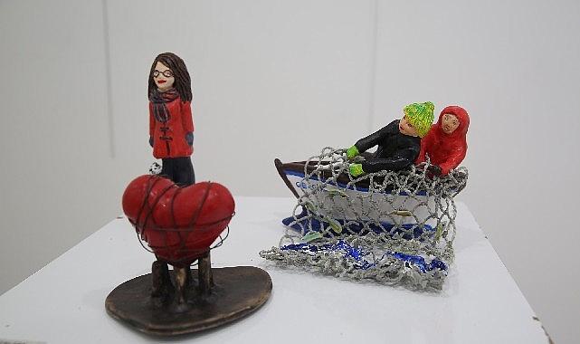 Nilüfer Belediyesi’nin düzenlediği sanat atölyelerinden biri olan heykel atölyesinin katılımcıları,